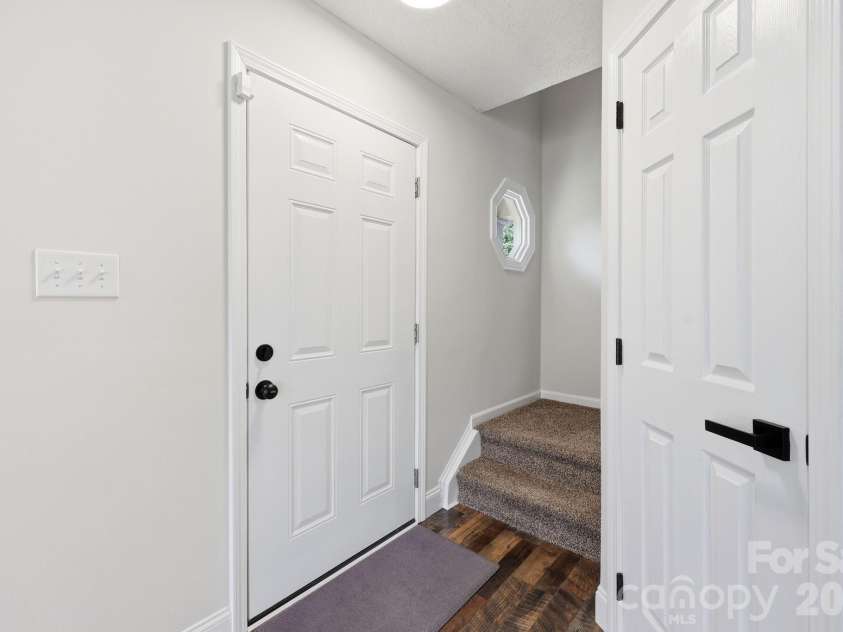 6912 Alanbrook Road, Charlotte, NC 28215.  MLS# CAR4387607, YatesRealty ID 26194. 2nd Floor