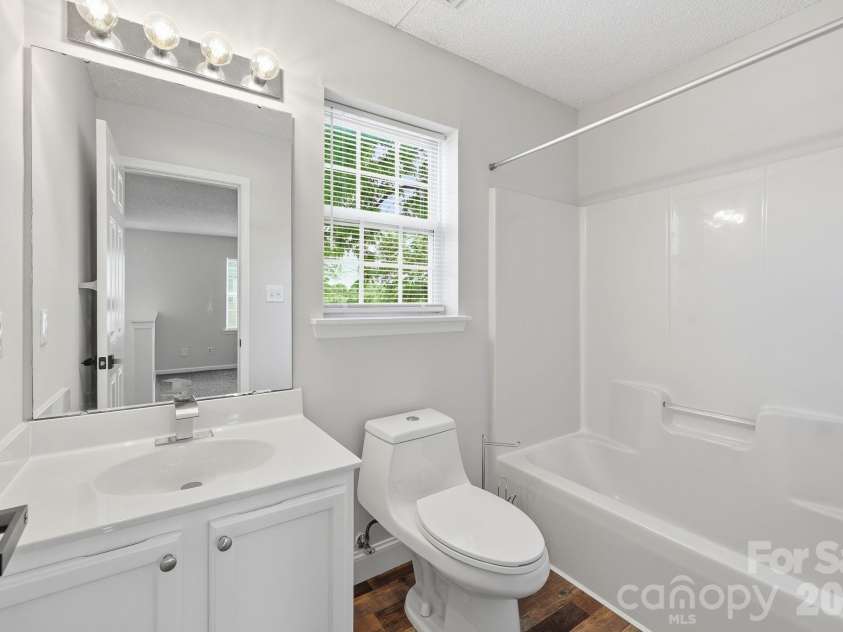 6912 Alanbrook Road, Charlotte, NC 28215.  MLS# CAR4387607, YatesRealty ID 26194. Full Bathroom