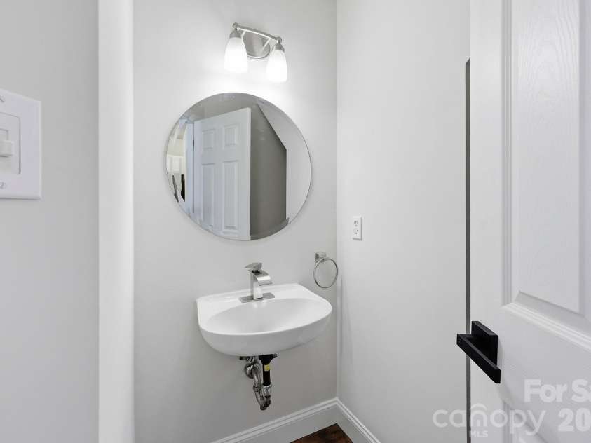 6912 Alanbrook Road, Charlotte, NC 28215.  MLS# CAR4387607, YatesRealty ID 26194. Half Bathroom