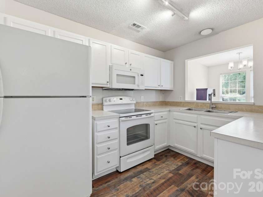 6912 Alanbrook Road, Charlotte, NC 28215.  MLS# CAR4387607, YatesRealty ID 26194. Kitchen