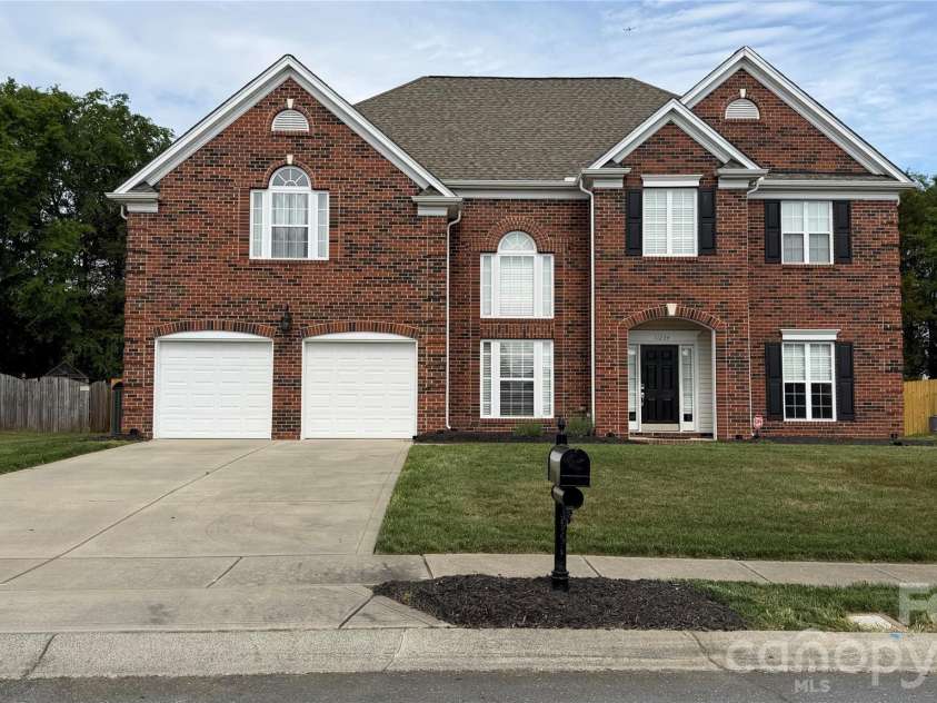 11234 Huntington Meadow Lane, Charlotte, NC 28273.  MLS# CAR4386495, YatesRealty ID 26195. 
