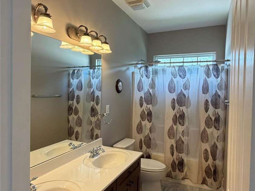 11234 Huntington Meadow Lane, Charlotte, NC 28273.  MLS# CAR4386495, YatesRealty ID 26195. Upper hall bathroom