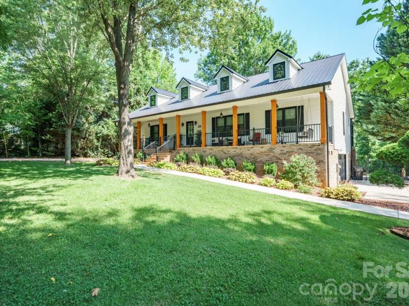 2549 Lake Shore Road, Denver, NC 28037.  MLS# CAR4385563, YatesRealty ID 26196. Side garage