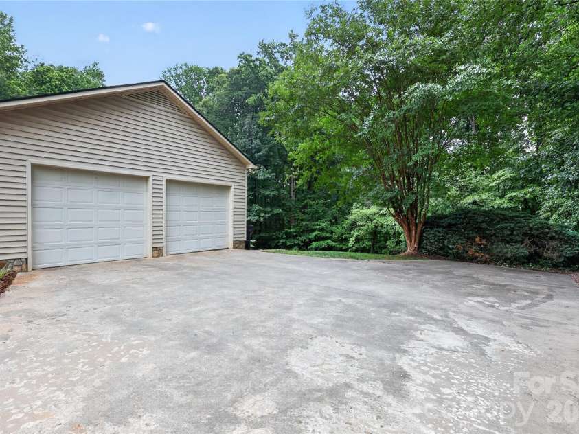711 Candlewick Drive, Salisbury, NC 28147.  MLS# CAR4385593, YatesRealty ID 26197. 