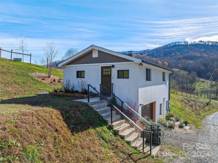 435 N Turkey Creek Road, Leicester, NC 28748.  MLS# CAR4199119, YatesRealty ID 262. Carriage house above garage