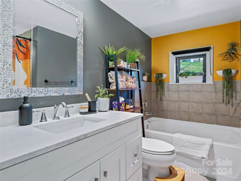 435 N Turkey Creek Road, Leicester, NC 28748.  MLS# CAR4199119, YatesRealty ID 262. Carriage house bathroom