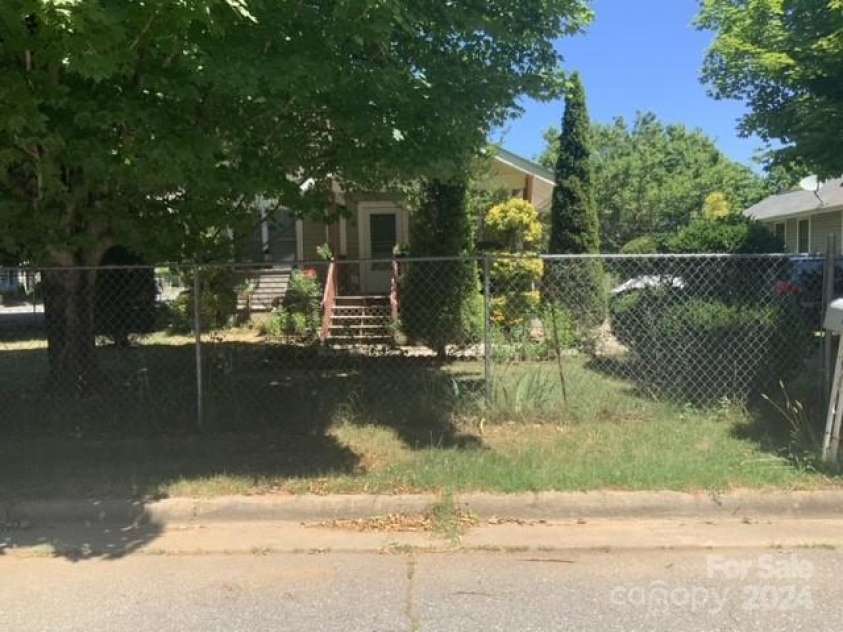 17 Buttonwood Court, Asheville, NC 28806.  MLS# CAR4155345, YatesRealty ID 2620. 