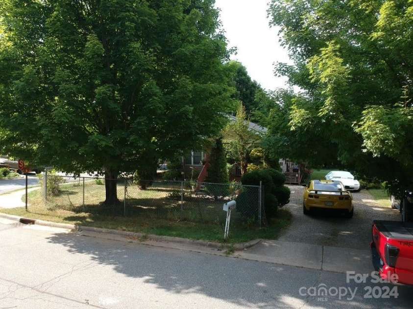 17 Buttonwood Court, Asheville, NC 28806.  MLS# CAR4155345, YatesRealty ID 2620. 