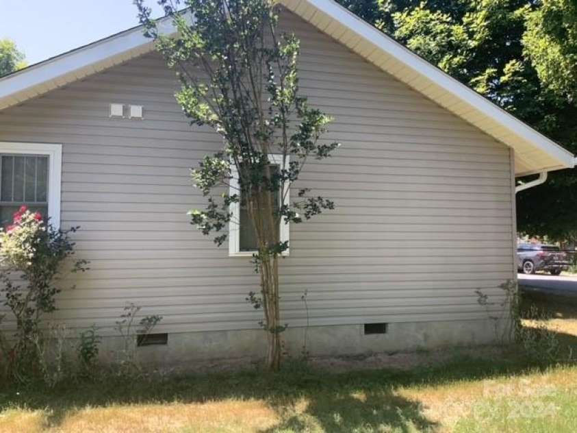 17 Buttonwood Court, Asheville, NC 28806.  MLS# CAR4155345, YatesRealty ID 2620. 