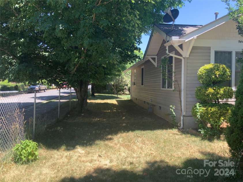 17 Buttonwood Court, Asheville, NC 28806.  MLS# CAR4155345, YatesRealty ID 2620. 