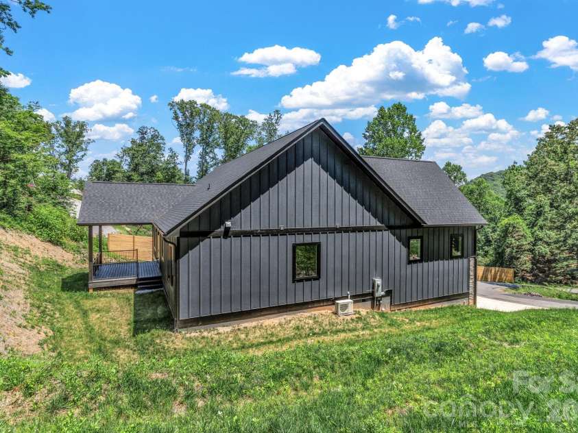 63 Winding Ridge Road, Fairview, NC 28730.  MLS# CAR4393298, YatesRealty ID 26200. 