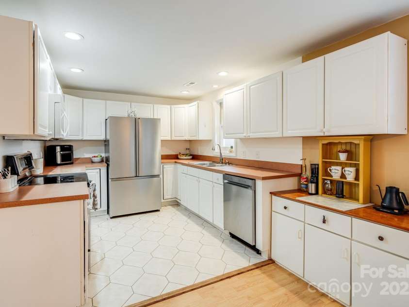 195 Whitmire Road, Brevard, NC 28712.  MLS# CAR4328642, YatesRealty ID 26201. 
