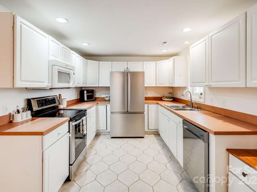 195 Whitmire Road, Brevard, NC 28712.  MLS# CAR4328642, YatesRealty ID 26201. 