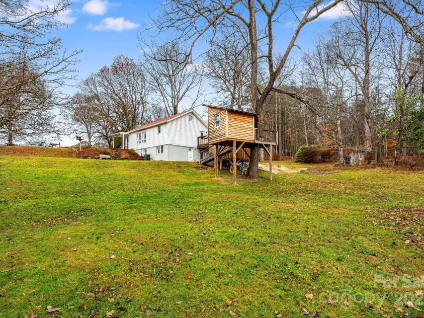 195 Whitmire Road, Brevard, NC 28712.  MLS# CAR4328642, YatesRealty ID 26201. 