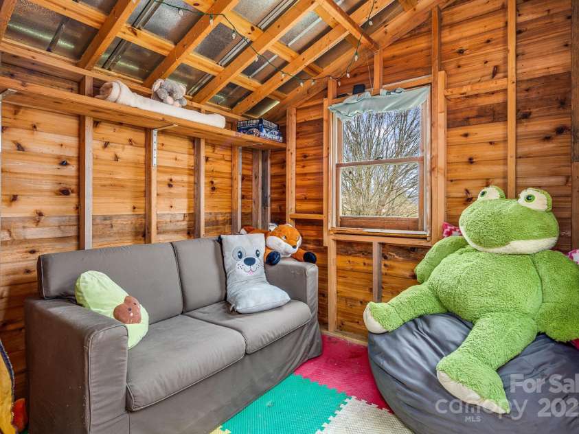 195 Whitmire Road, Brevard, NC 28712.  MLS# CAR4328642, YatesRealty ID 26201. 