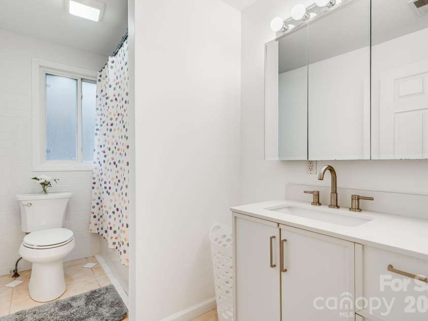 195 Whitmire Road, Brevard, NC 28712.  MLS# CAR4430177, YatesRealty ID 26201. Main Floor Bathroom