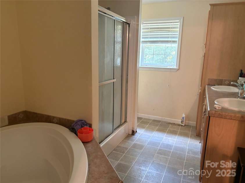 120 Thyme Lane, Statesville, NC 28677.  MLS# CAR4279331, YatesRealty ID 26202. 