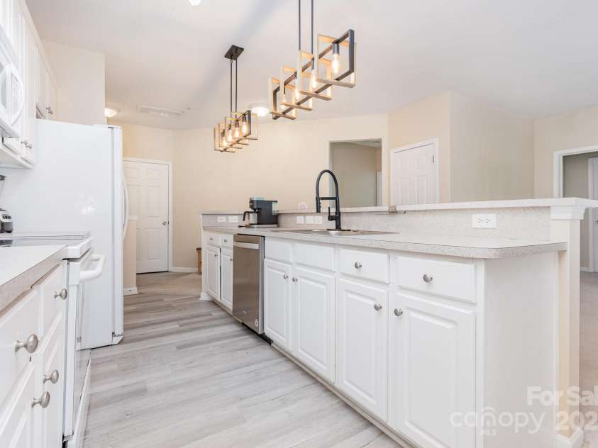 14624 Via Sorrento Drive, Charlotte, NC 28277.  MLS# CAR4273577, YatesRealty ID 26205. 