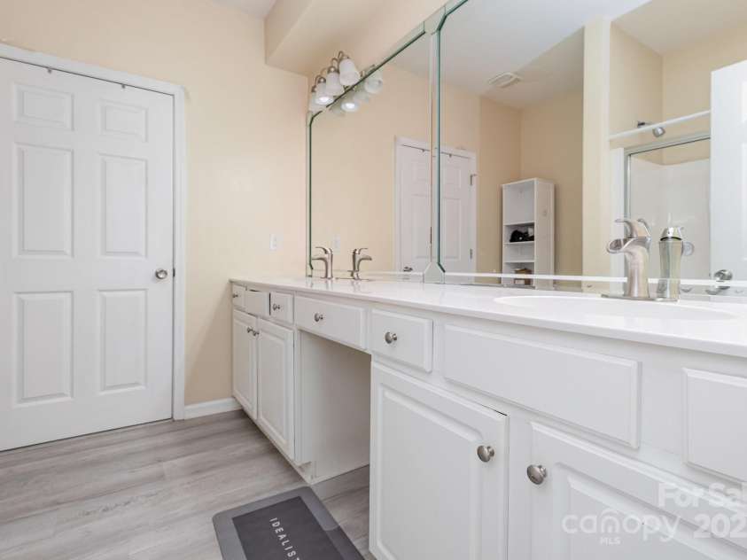 14624 Via Sorrento Drive, Charlotte, NC 28277.  MLS# CAR4273577, YatesRealty ID 26205. 