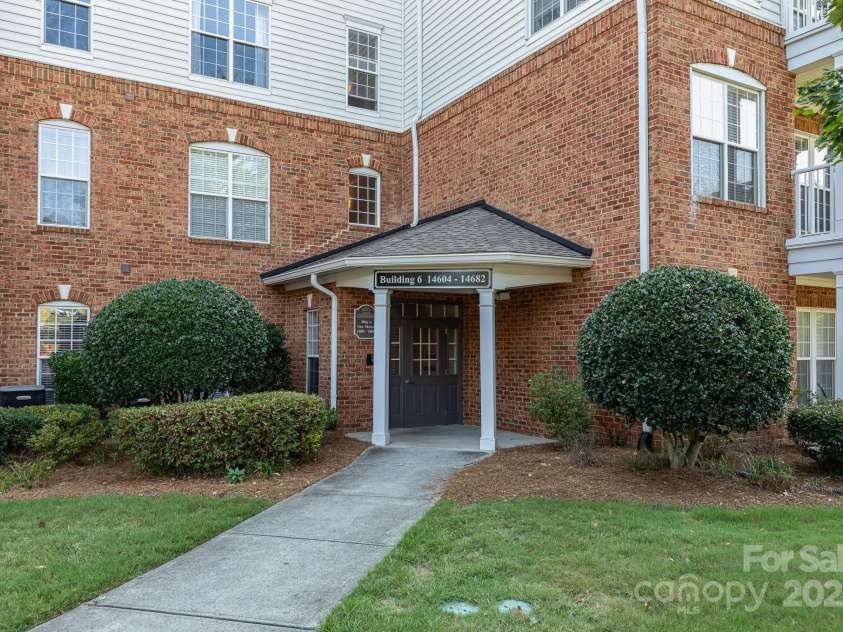 14624 Via Sorrento Drive, Charlotte, NC 28277.  MLS# CAR4273577, YatesRealty ID 26205. 