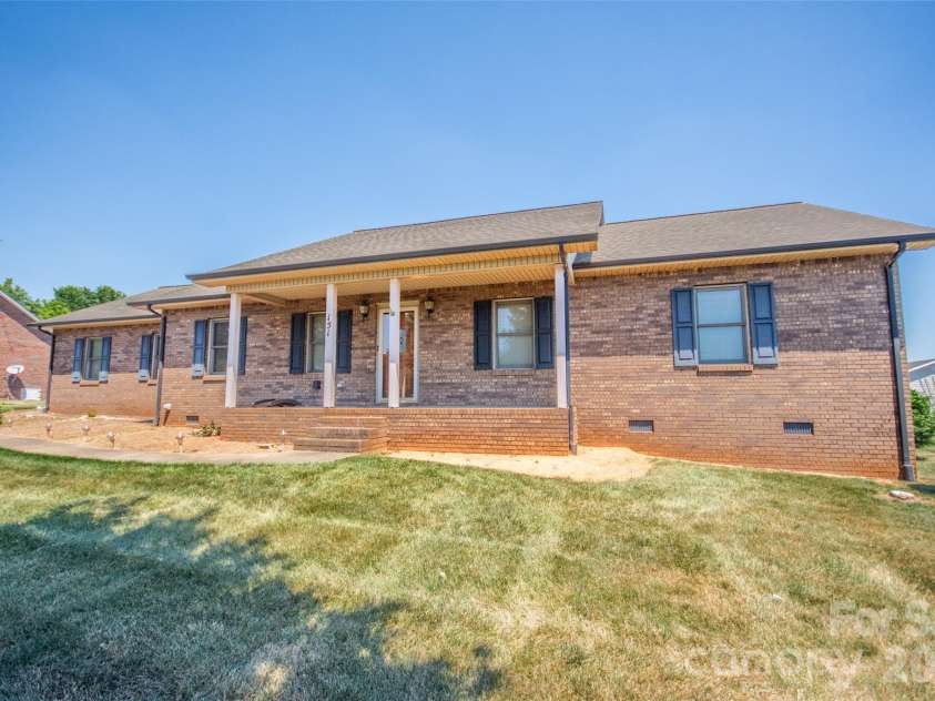 151 Meadow Oaks Drive, Statesville, NC 28625.  MLS# CAR4381512, YatesRealty ID 26206. 
