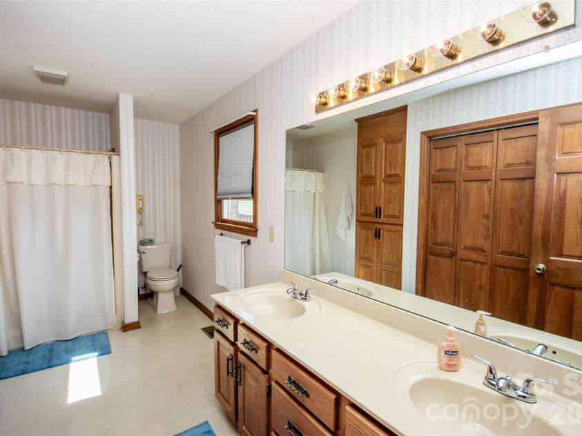151 Meadow Oaks Drive, Statesville, NC 28625.  MLS# CAR4381512, YatesRealty ID 26206. 