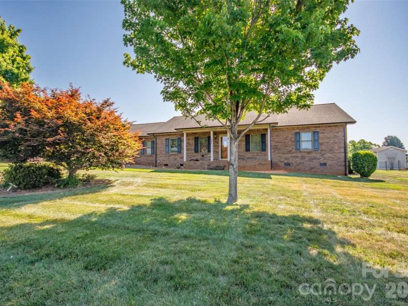 151 Meadow Oaks Drive, Statesville, NC 28625.  MLS# CAR4381512, YatesRealty ID 26206. 