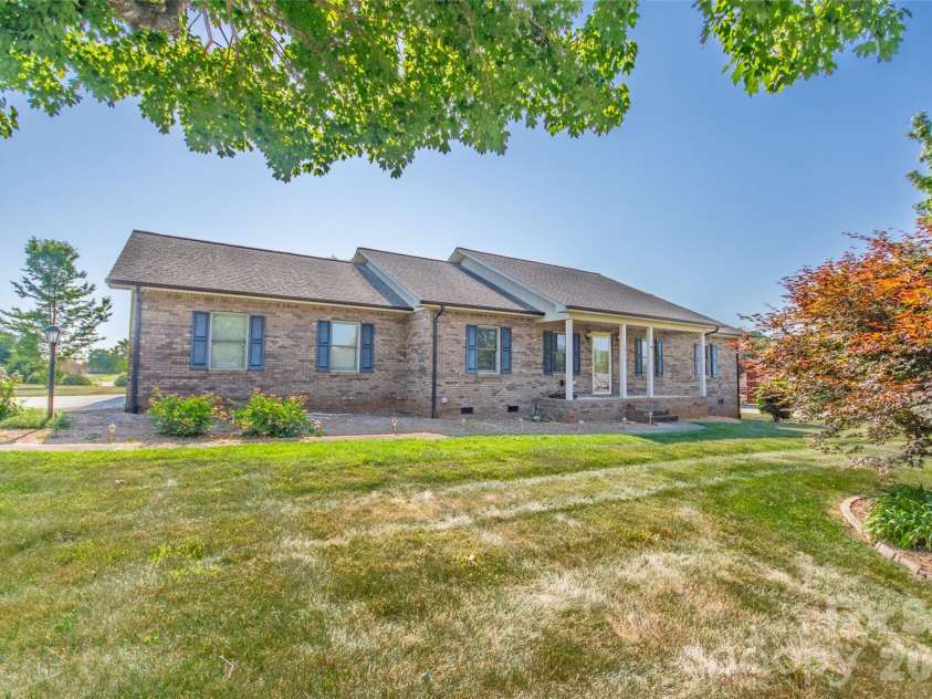 151 Meadow Oaks Drive, Statesville, NC 28625.  MLS# CAR4381512, YatesRealty ID 26206. 