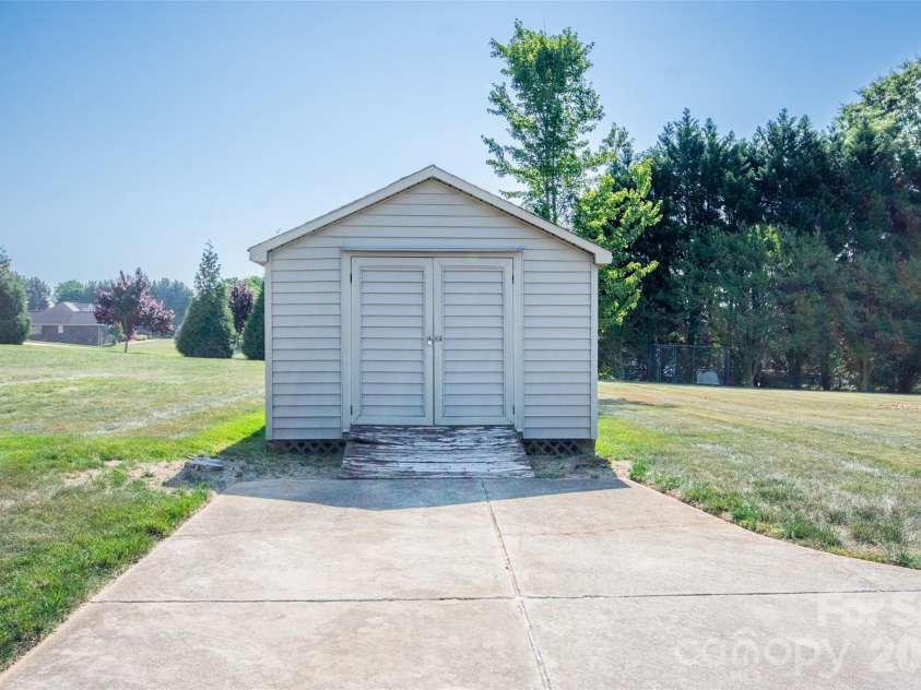 151 Meadow Oaks Drive, Statesville, NC 28625.  MLS# CAR4381512, YatesRealty ID 26206. 