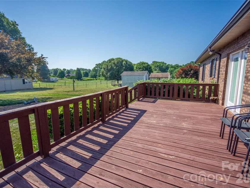 151 Meadow Oaks Drive, Statesville, NC 28625.  MLS# CAR4381512, YatesRealty ID 26206. 