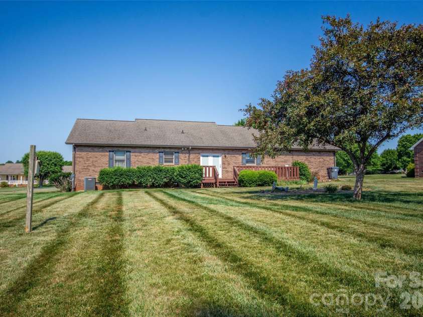 151 Meadow Oaks Drive, Statesville, NC 28625.  MLS# CAR4381512, YatesRealty ID 26206. 