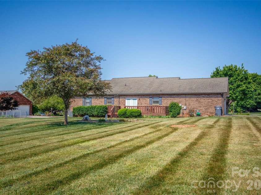 151 Meadow Oaks Drive, Statesville, NC 28625.  MLS# CAR4381512, YatesRealty ID 26206. 
