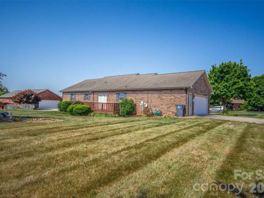 151 Meadow Oaks Drive, Statesville, NC 28625.  MLS# CAR4381512, YatesRealty ID 26206. 