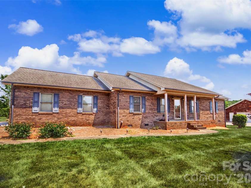 151 Meadow Oaks Drive, Statesville, NC 28625.  MLS# CAR4381512, YatesRealty ID 26206. 