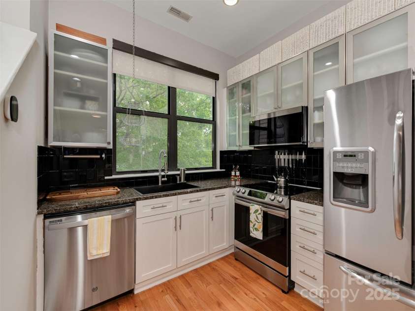 712 Alexander Street, Charlotte, NC 28202.  MLS# CAR4274169, YatesRealty ID 26206. Main level Kitchen