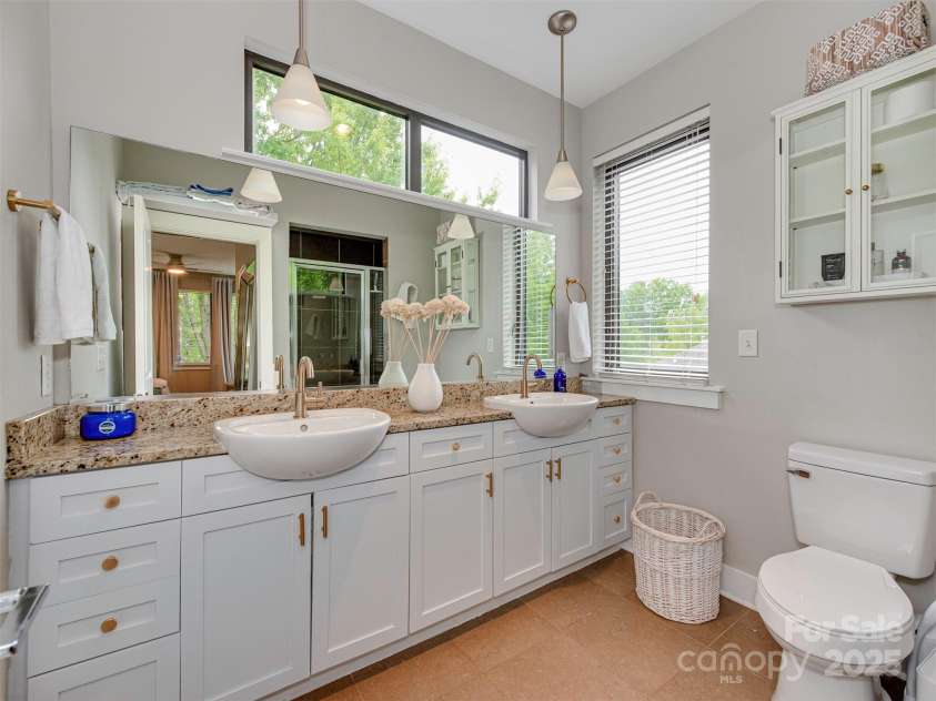 712 Alexander Street, Charlotte, NC 28202.  MLS# CAR4274169, YatesRealty ID 26206. Primary bath