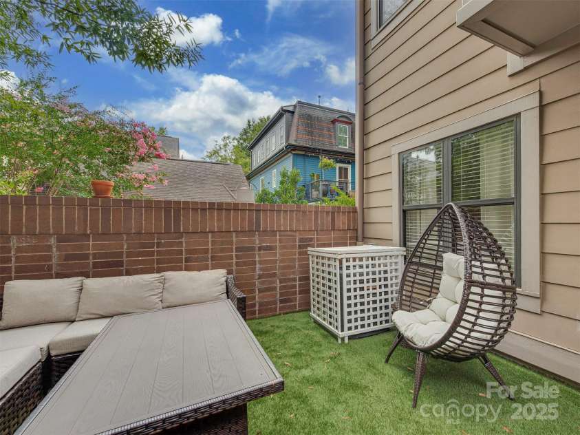 712 Alexander Street, Charlotte, NC 28202.  MLS# CAR4274169, YatesRealty ID 26206. Private patio