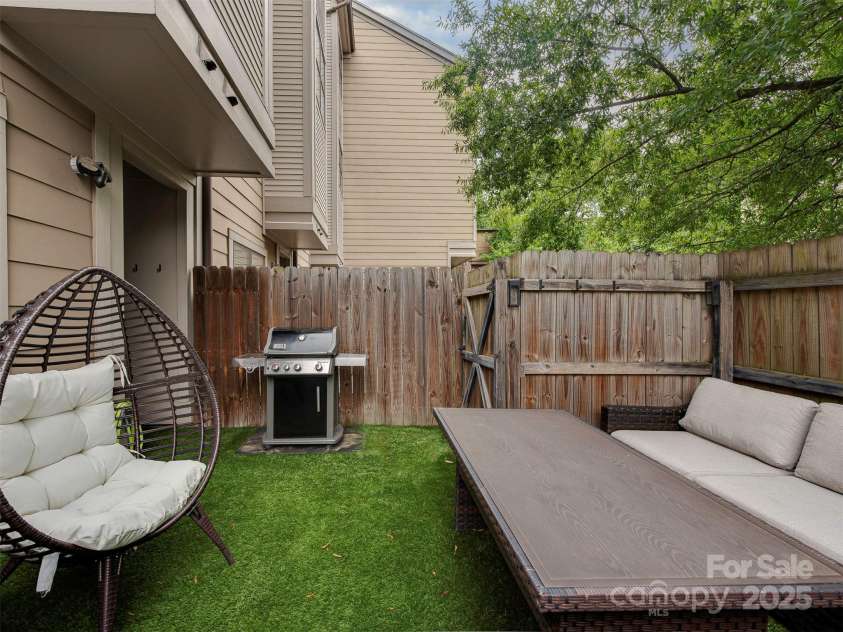 712 Alexander Street, Charlotte, NC 28202.  MLS# CAR4274169, YatesRealty ID 26206. Private patio