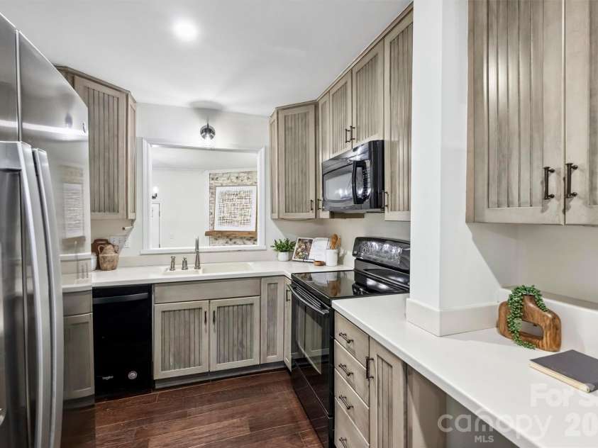 520 Poplar Street, Charlotte, NC 28202.  MLS# CAR4375281, YatesRealty ID 26207. 