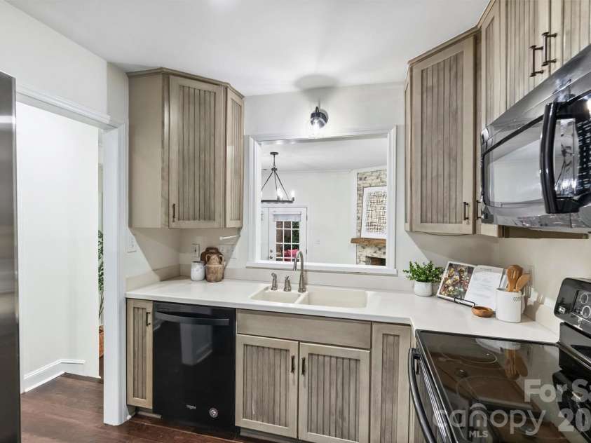 520 Poplar Street, Charlotte, NC 28202.  MLS# CAR4375281, YatesRealty ID 26207. 
