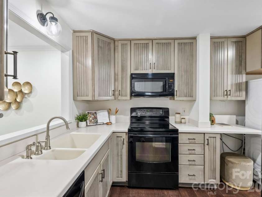 520 Poplar Street, Charlotte, NC 28202.  MLS# CAR4375281, YatesRealty ID 26207. 