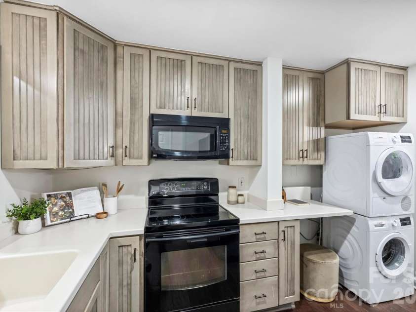 520 Poplar Street, Charlotte, NC 28202.  MLS# CAR4375281, YatesRealty ID 26207. 