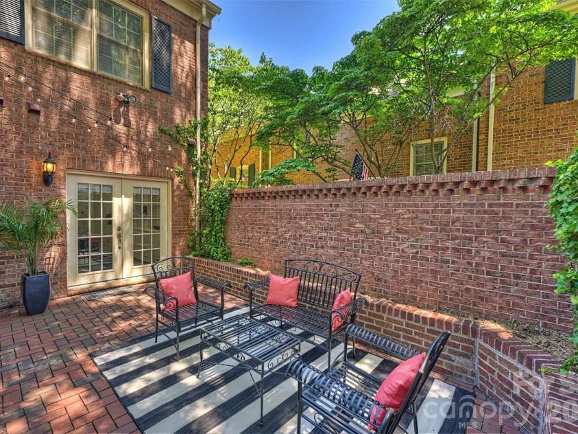 520 Poplar Street, Charlotte, NC 28202.  MLS# CAR4375281, YatesRealty ID 26207. 