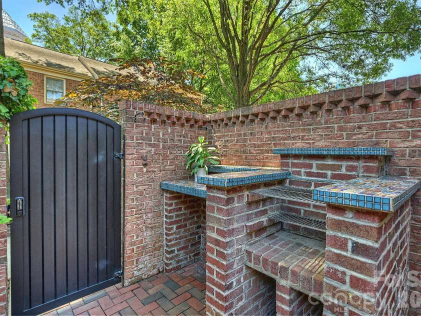 520 Poplar Street, Charlotte, NC 28202.  MLS# CAR4375281, YatesRealty ID 26207. 
