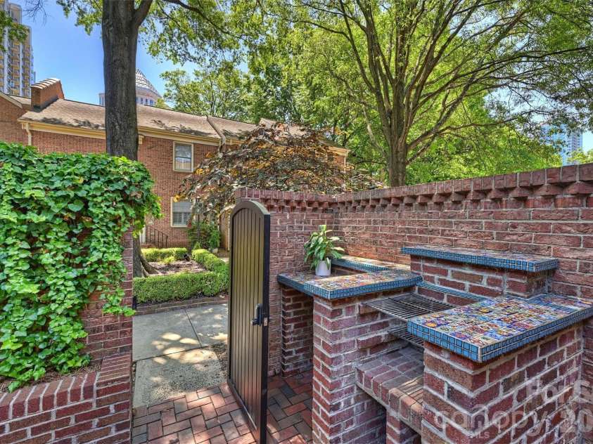 520 Poplar Street, Charlotte, NC 28202.  MLS# CAR4375281, YatesRealty ID 26207. 