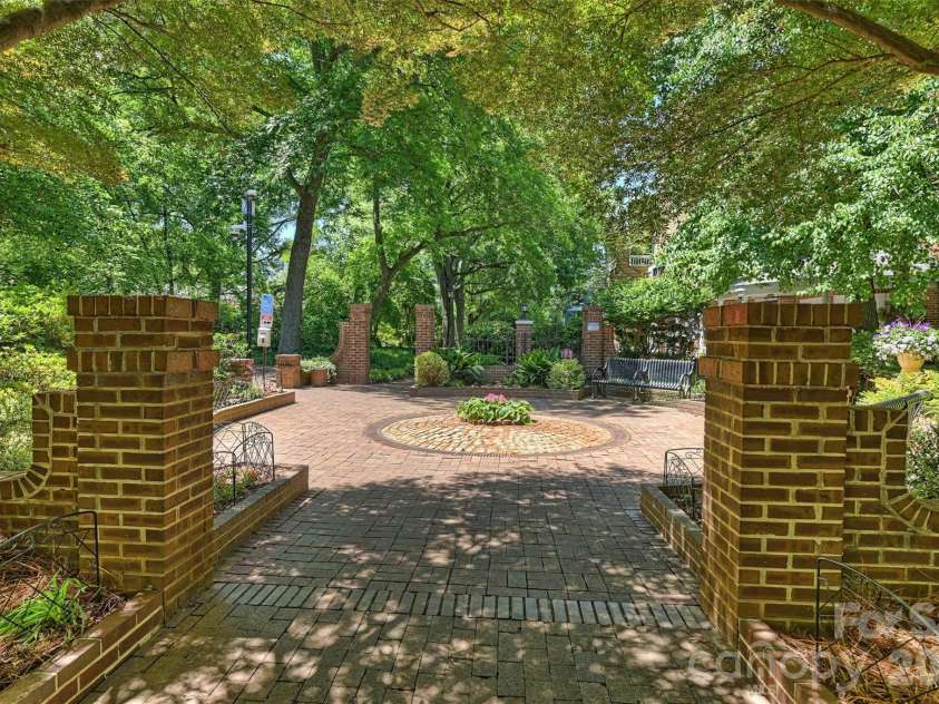 520 Poplar Street, Charlotte, NC 28202.  MLS# CAR4375281, YatesRealty ID 26207. 