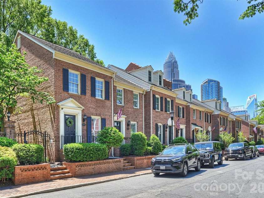 520 Poplar Street, Charlotte, NC 28202.  MLS# CAR4375281, YatesRealty ID 26207. Charming end-unit in Hackberry Court