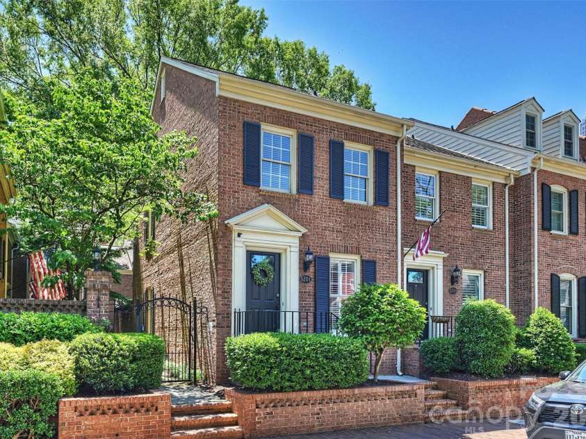 520 Poplar Street, Charlotte, NC 28202.  MLS# CAR4375281, YatesRealty ID 26207. Ideal End unit