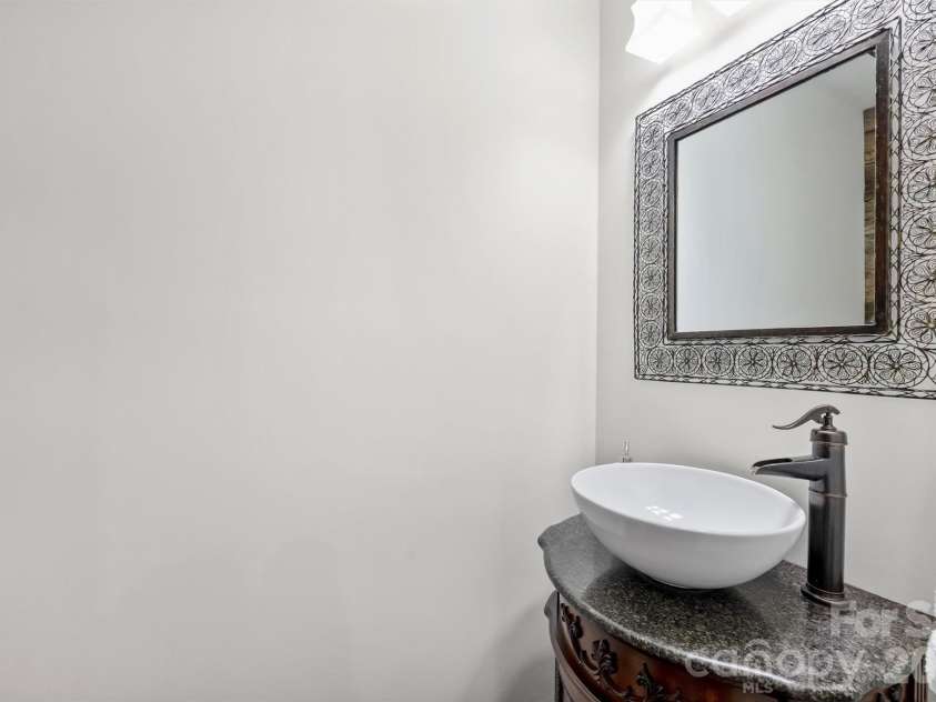 520 Poplar Street, Charlotte, NC 28202.  MLS# CAR4375281, YatesRealty ID 26207. Powder bath