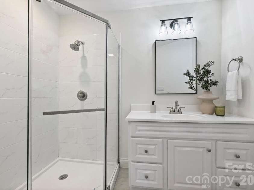 520 Poplar Street, Charlotte, NC 28202.  MLS# CAR4375281, YatesRealty ID 26207. Primary bath